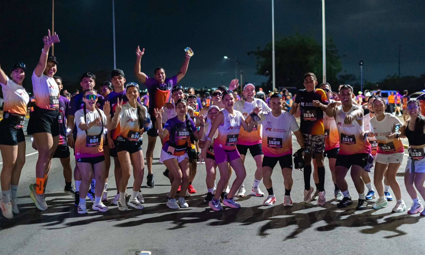 El equipo de Aliento Running reunido antes de una carrera nocturna