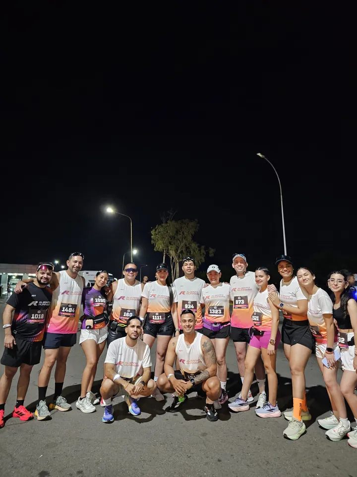 El equipo reunido de noche